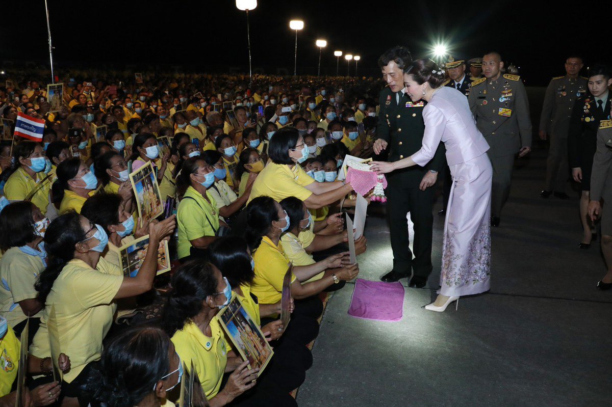 JenThanawat's tweet photo. แสงสว่างแห่งความสามัคคี ทำให้ทุกสายตามองเห็นพระองค์ สัญลักษณ์ของการรวมชาติ ให้เป็นปึกแผ่น ยังความสุขแก่ผู้คนทุกชนชั้น เพราะเราคือไทยเหมือนกัน #ภูมิใจที่ได้รับเสด็จ https://t.co/2TFfB4946S