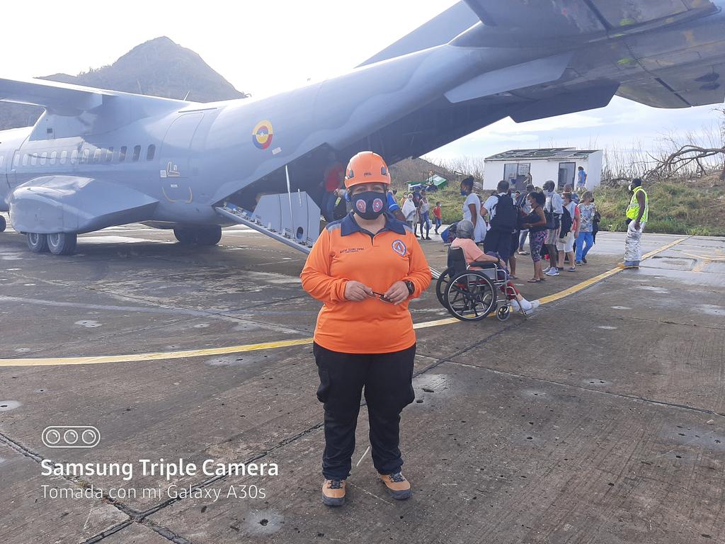 cesar_def's tweet photo. La Seccional Cesar como parte de la regional Caribe, apoya y participa en la atención de la población afectada por el paso devastador del huracán #Iota en la isla de Providencia y Santa Catalina, instalando uno de los tres hospitales de campaña con que cuenta la #DefensaCivilCo. https://t.co/etJGjoCA6G