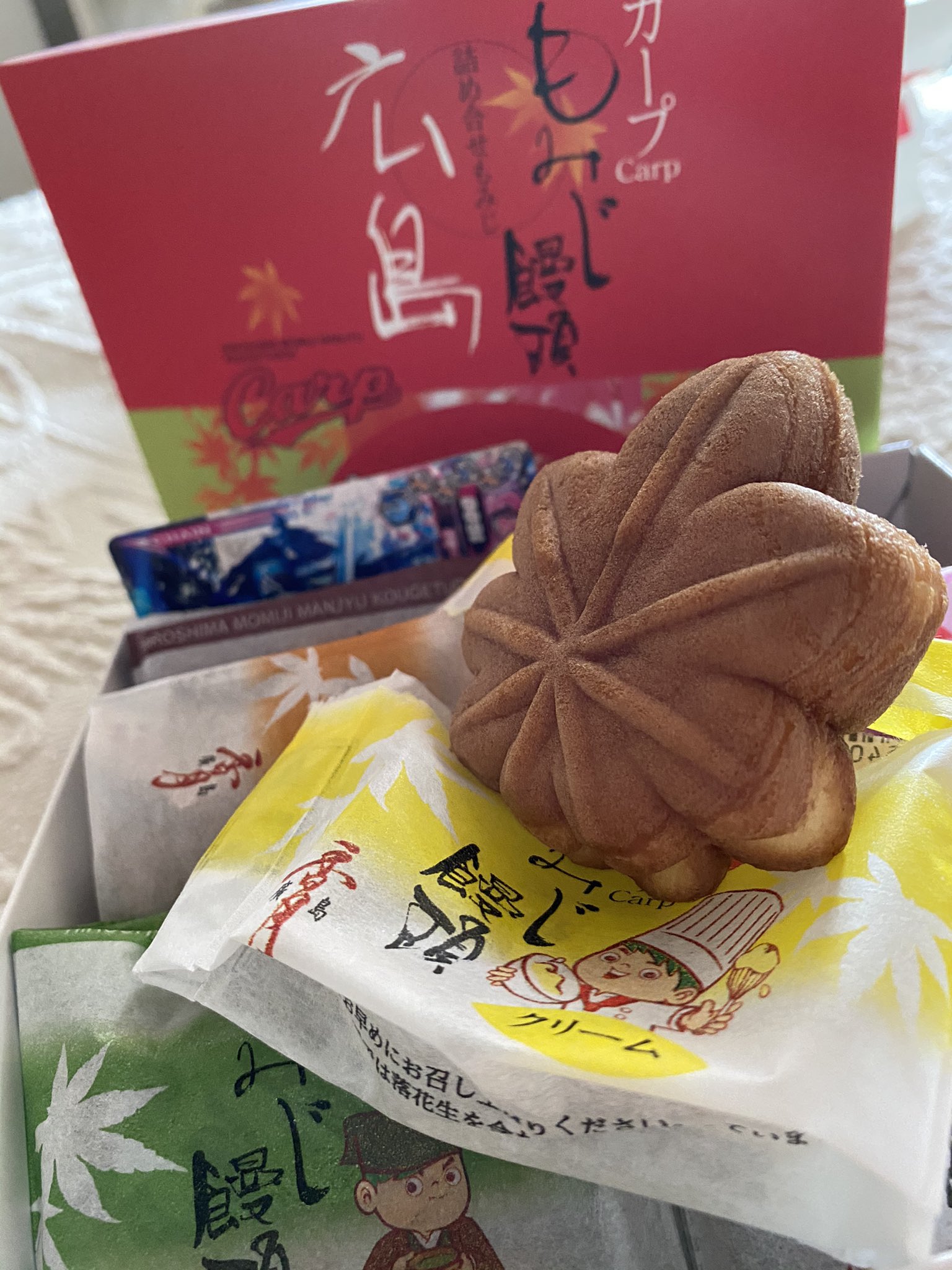 ぼりちゃん 本日のおやつ おやつで秋を感じますか 広島で70年の歴史を持つ香月堂 厳選素材と独自製法による美味しさ 広島を代表する銘菓 もみじ饅頭 では こし餡 クリーム 抹茶 チョコレートと いろいろな味が楽しめます 広島 をテーマに ぼりちゃん 本日のおやつ おやつで秋を感じますか 広島で70年の歴史を持つ香月堂 厳選素材と独自製法による美味しさ 広島を代表する銘菓 もみじ饅頭 では こし餡 クリーム 抹茶 チョコレートと いろいろな味が楽しめます 広島 をテーマに