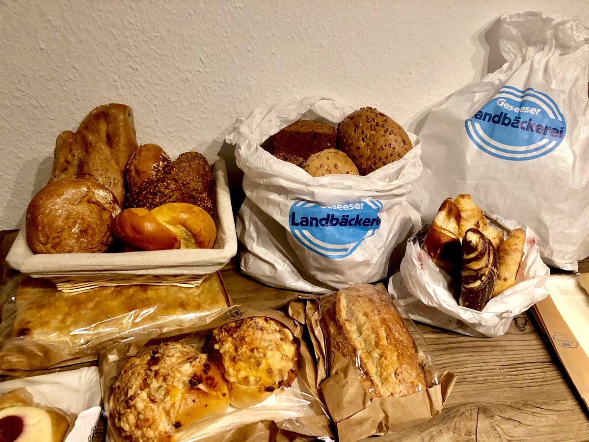Traderinput's tweet photo. #Trader Breakfast arrived, enough bread &amp; Vitamin C for the morning.
German bread is heavy and has substance it's healthy and tasty.

(German bread culture was added by UNESCO to its Intangible Cultural Heritage list in '15)

#BonAppetit from the Bavarian Trading Floor
#fdax $dax https://t.co/RTLOQbYKfl