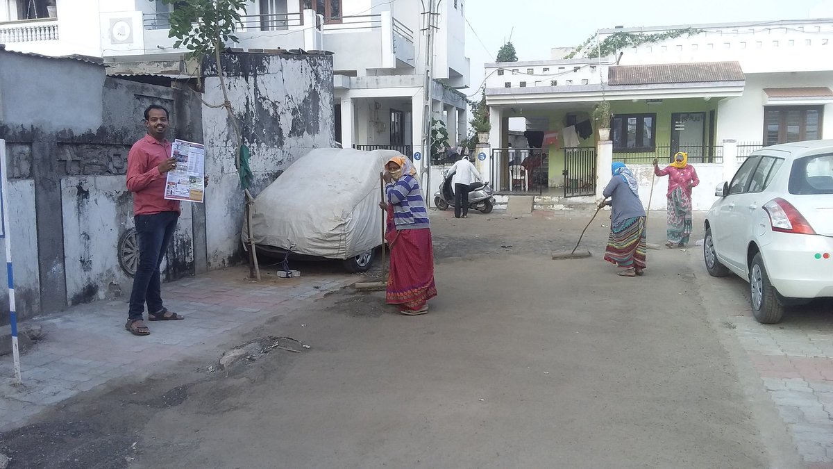 With the help of regular cleanliness drives, #SwachhataWarriors from Himmatnagar Nagarpalika are keeping the city garbage-free.
  #MyCleanIndia #SwachhbharatGov