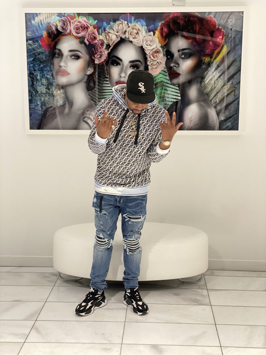 SuperstarPeezy's tweet photo. I was rich before this rap shit fuck a caption 🖕🏾 #EwE #YouGoneBeBig https://t.co/BsjViAX4GL