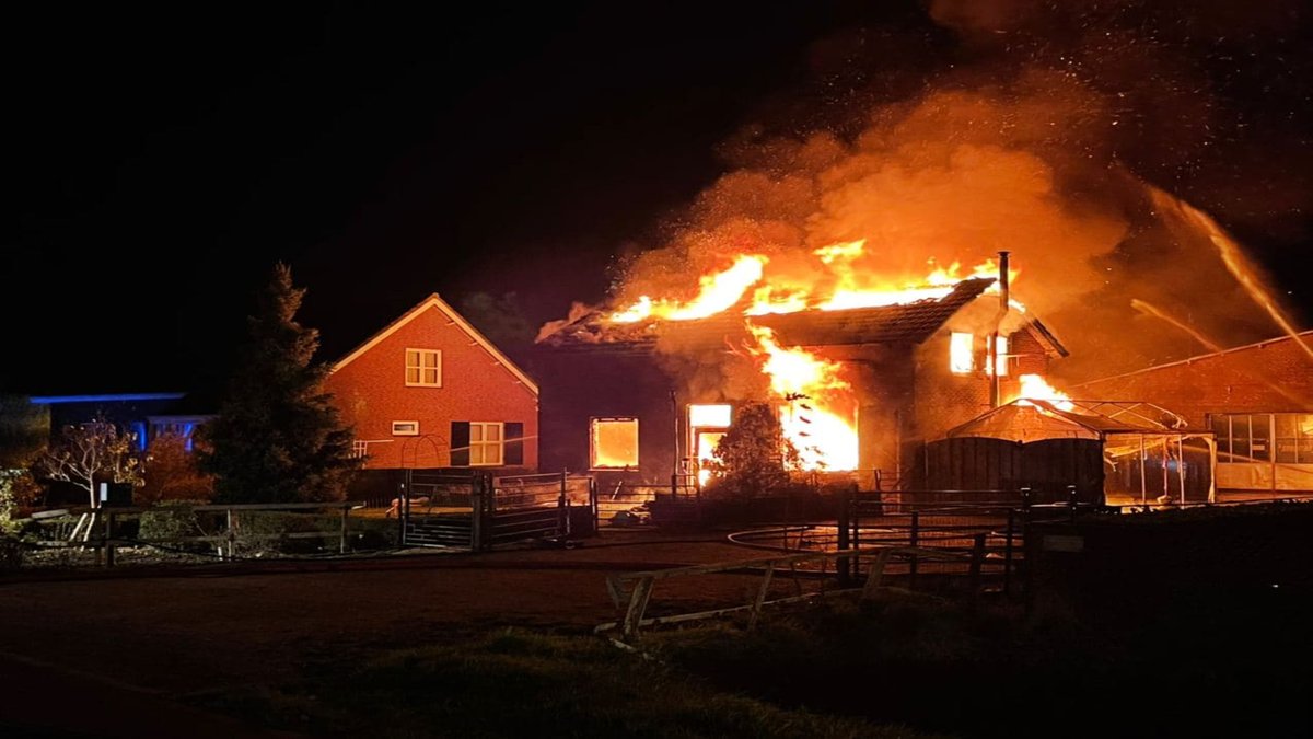 Uitslaande brand in woning Hedel, twee gewonden..