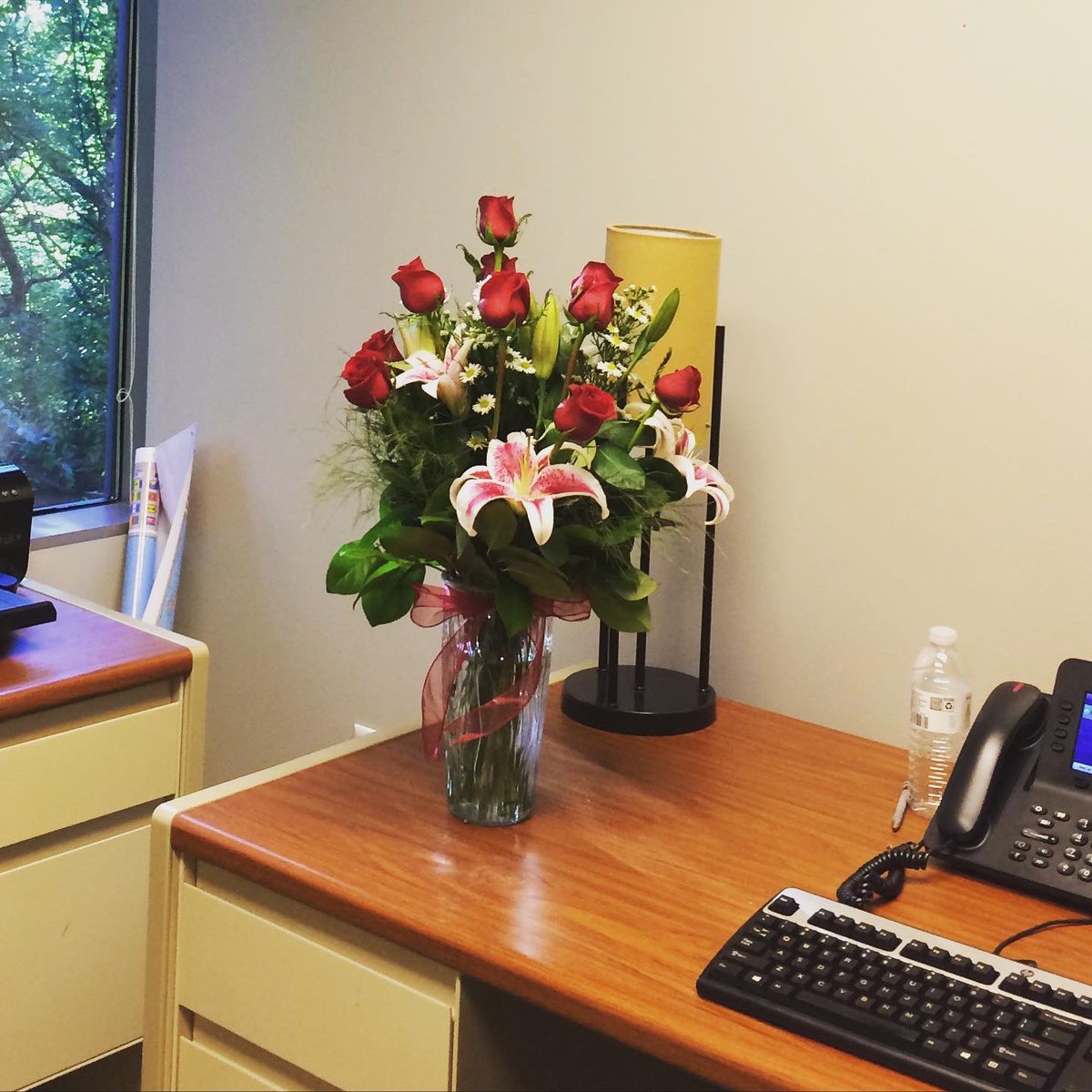 ClarissaJoi's tweet photo. The 1st flower delivery from him ~ 4/29/2015! 🥰 Now, 26 deliveries later! 💐 #IKeepEveryVase 😆 #3DaysUntilAnniversary 💍 #OneInAMiller 🖤❤️ https://t.co/8r9nDoTZAF