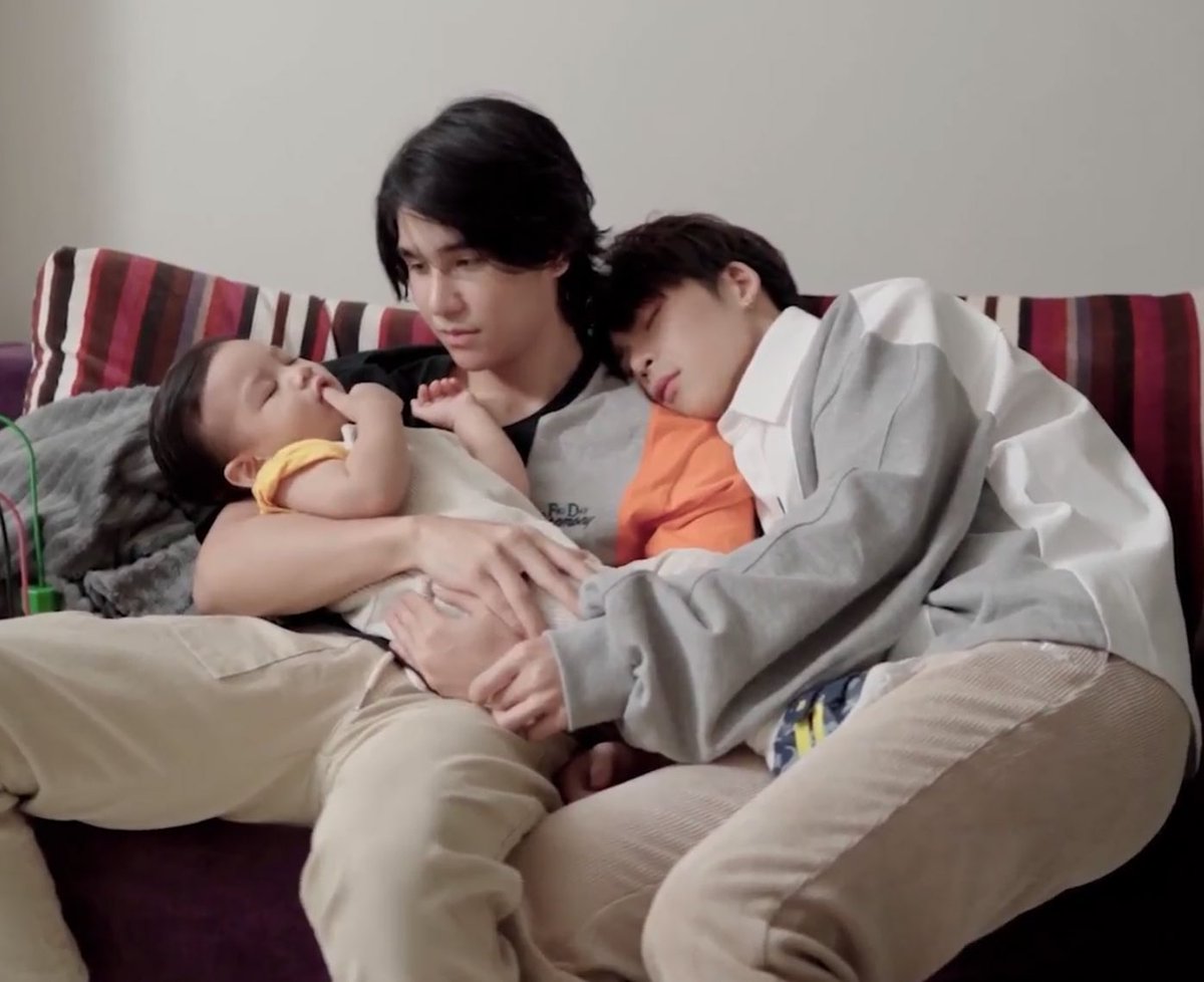 favboysean's tweet photo. traditional thai family! https://t.co/GiuWWo59zh