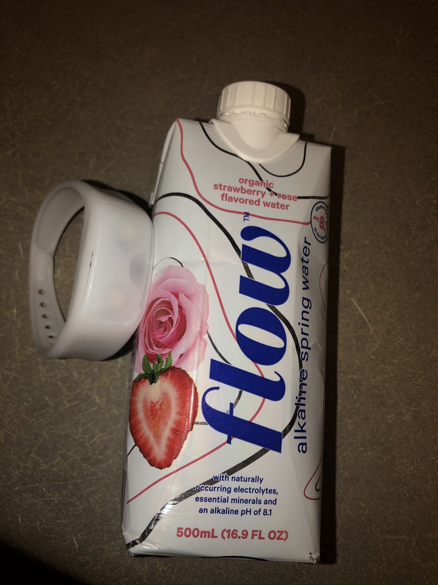 _Naomi_2's tweet image. Got my #flowwater and light band ready !!! #LiveInConcert #ShawnMendes @ShawnAccess @ShawnMendes