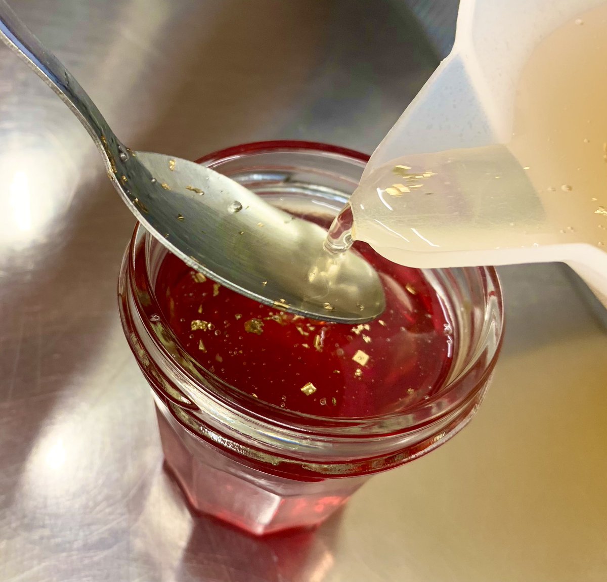 Romi Unie Confiture 今日はついに Bonne Annee ボナネ を作っています ボナネ はフランス語で あけましておめでとう や よい年を という意味 グロゼイユ 赤すぐり のジュレにりんごのジュレを重ねた2層のジャムです