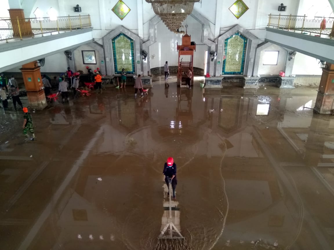 jan_gelfand's tweet photo. Climate & weather-related disasters such as flood increases over the year, thus @palangmerah will ensure to better prepare the community before, during, and after a disaster #WorldDisasterReport #IFRCCCSTIDNTL https://t.co/49x4nzIHtL