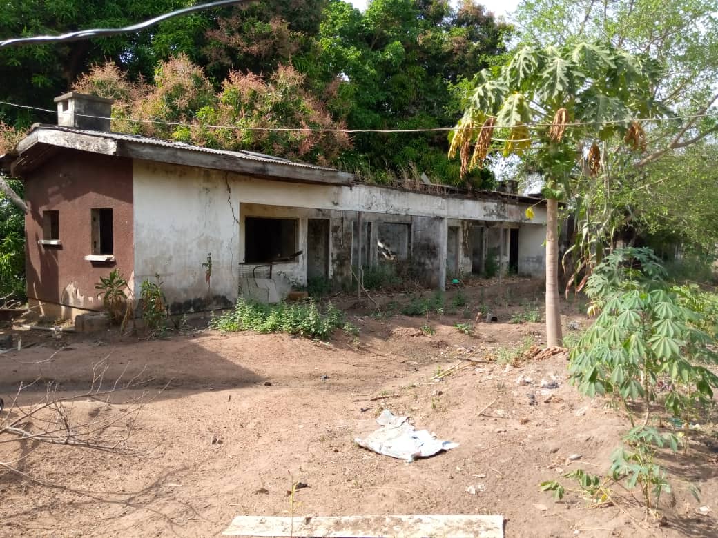 TrackaNG's tweet photo. N20m allocated in the 2020 FG budget for the renovation of 4 blocks of twins self-contain junior staff quarters at Federal Government College, Ilorin, Kwara state.
We tracked and confirmed work yet to commence
https://t.co/AnG6R1r9P8
#2020FGProjects https://t.co/IcVdv0IRcx