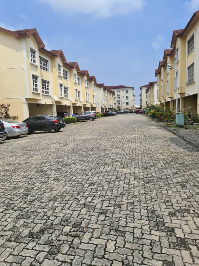 loft_code's tweet image. SELLING: SERVICED 5-BEDROOM TERRACE HOUSE WITH A ROOM SERVANT QUARTER AT BOURDILLON COURT ESTATE, CHEVRON DRIVE,LEKKI

SALES PRICE: N75m
info@theloftcode.com
0805 708 1122, 0902 758 6630
#loftcode #lekki #lagos #home #homes #realestate