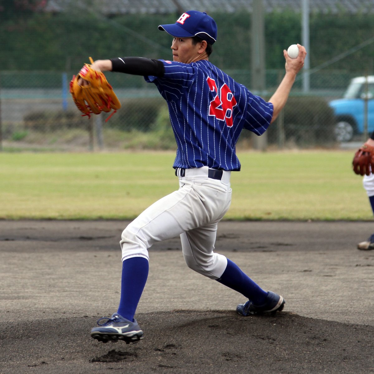 ファミリー八興軟式野球部 11月22日 日 リーグ連合会交流戦vs肥後銀行 今シーズンラストの先発は伊藤 初回から全力でミット目掛け投げ込む センターを守るキャプテン桐原のお手玉で スコアリングポジションにランナーを進める場面もあったが 後続抑え