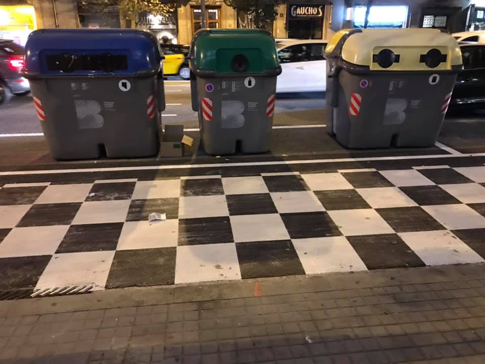 OnVasBarcelona's tweet photo. Carrer Aragó, ara els veïns quan es juguin la vida per accedir als contenidors també poden fer una partideta d'escacs, només en el món dels teletubbies algú pot pensar que aixó serveix d'alguna cosa https://t.co/KoVnUwVMFz