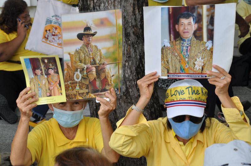 Npjoe3's tweet photo. “เราไม่ต้องการให้ผู้ขัดแย้งทางการเมือง ล่วงละเมิดต่อพระมหากษัตริย์ ราชวงศ์ ไม่ว่าจะเป็นวาทกรรม หรือกิจกรรมที่รุกรานเข้าไปในพื้นที่ที่มีความเชื่อมโยง เกี่ยวเนื่อง และมีความหมายในเชิงสื่อสัญลักษณ์ต่อสถาบันพระมหากษัตริย์ไม่ว่ากรณีใด ๆ อีกต่อไป” #ภูมิใจที่ได้รับเสด็จ https://t.co/13aMkjDOUA