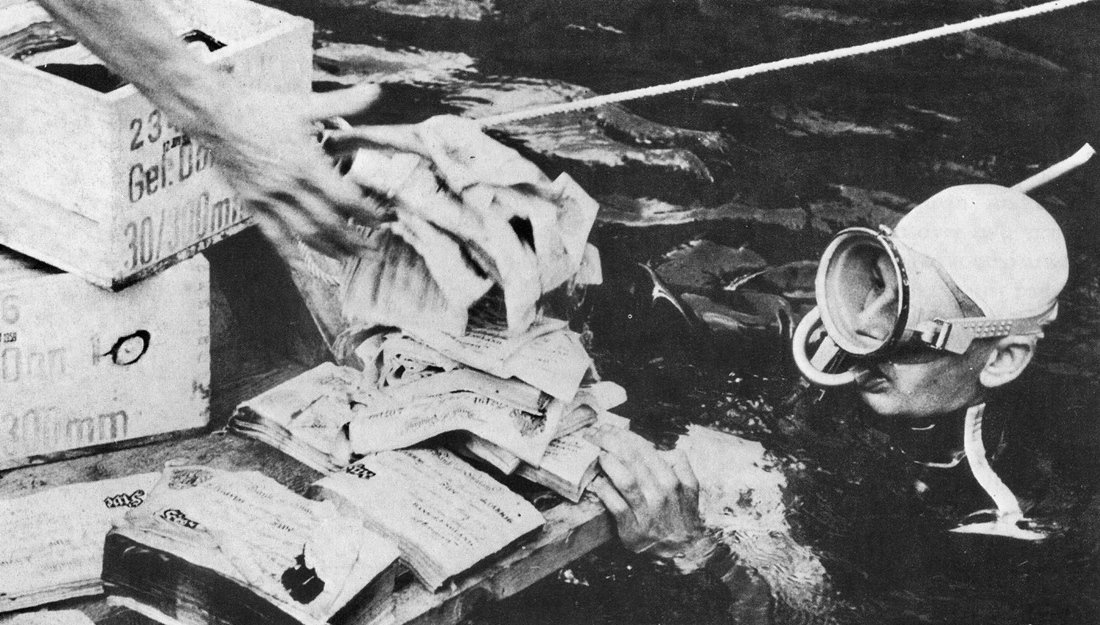 bboomerjourno's tweet photo. Hitler's bonanza tactic: #OperationBernhard forges banknotes to destabilize British economy in #WWII.In 1945, US team fished out millions of notes,printing plates in lake Taplitz,Austria where #SS dumped stash.
https://t.co/scMxtheIjz
https://t.co/uyEScjhPET https://t.co/N5ndrd2vph