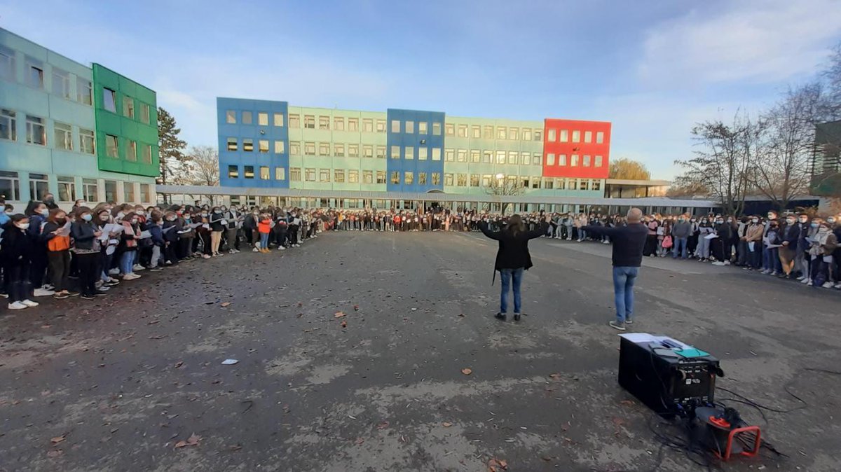 CourrierPicard's tweet photo. #Amiens Les élèves du collège Édouard-Lucas chantent en mémoire de Samuel Paty ➡️ https://t.co/J5FCdIBK3j https://t.co/h9C4Mvjnd9