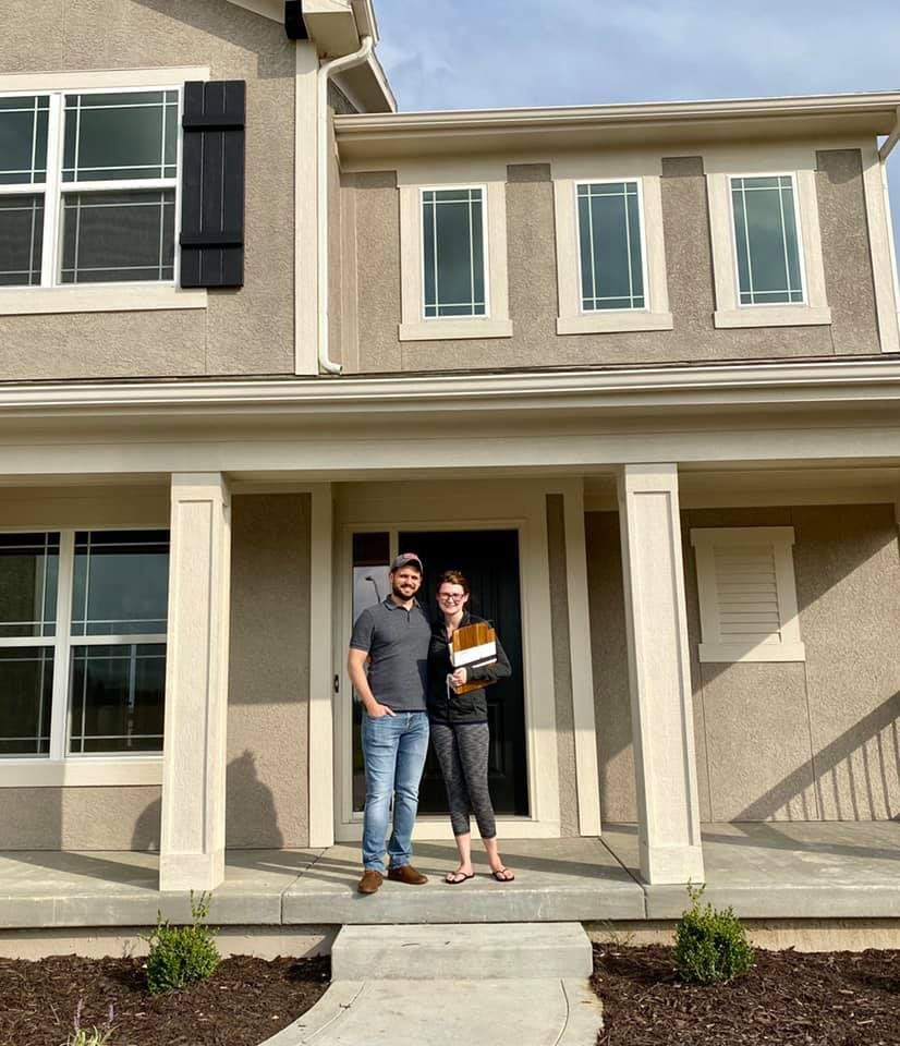 SummitHomesKC's tweet photo. Joe and Jess are officially Summit homeowners! Welcome to the Summit family! We love your new home in Somerbrook. ❤️ https://t.co/4WYQhJinaC