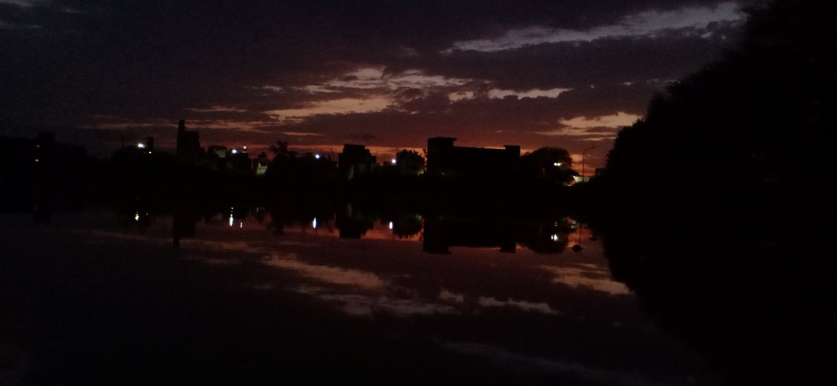 DeepakNuna's tweet photo. An evening after a rainy day.
#oldpicture #HappyWednesday #Reflection #gameofshadows #photographer #photograghy #PhotographyIsArt https://t.co/vK50rXJMDc