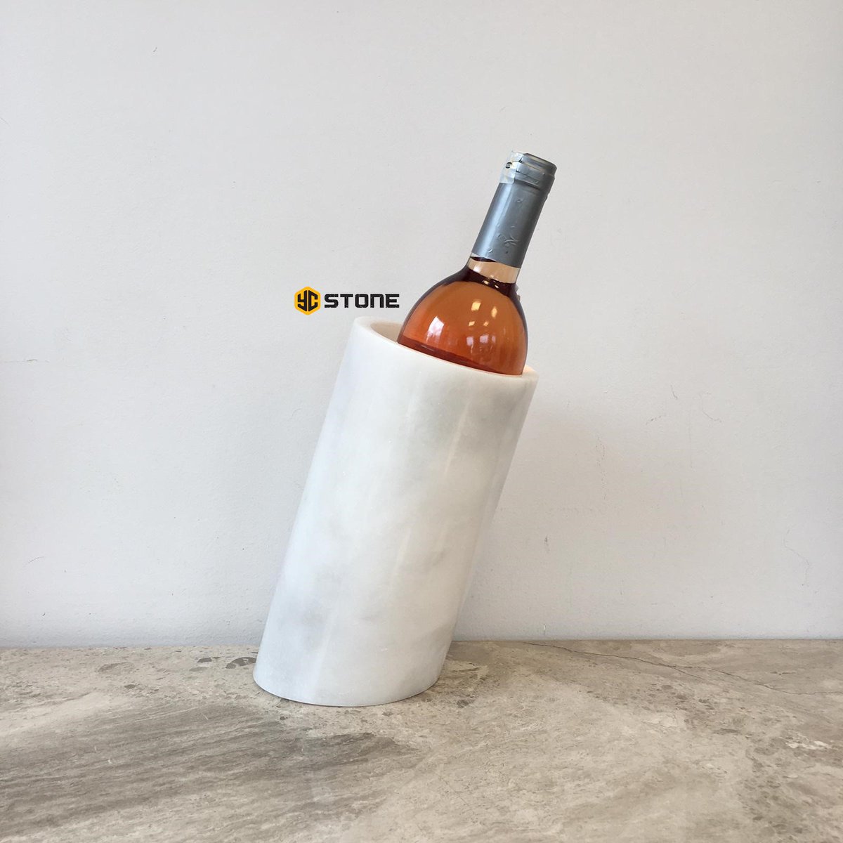 ✨Mermerden üretilen 12 cm çapında 22 cm yüksekliğinde şarap soğutucu,sofranıza klasik bir şıklık getirmek için birebir.
✨Sunum öncesi,buzdolabında 1 saat kadar kalan mermer,şarabınızın uzun süre soğuk kalmasını sağlar.
✨%100 doğal,1.sınıf mermerden üretilmiş ve cilalıdır.