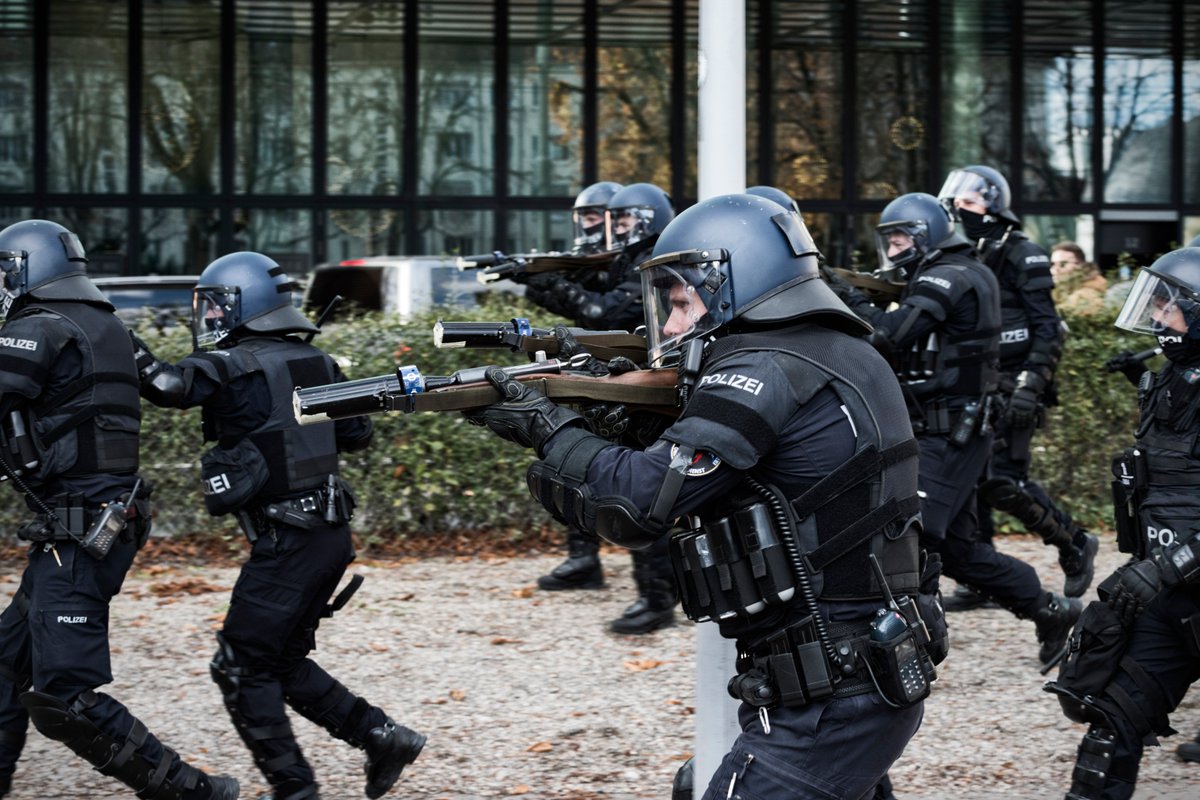 «Die Steine wären nicht geflogen, wenn wir nicht Gummi(schrot) eingesetzt hätten.» Sagt ein Polizist, während #BaselNazifrei eskaliert.

Wer kontrolliert die Polizei? Teil 2 unserer <a href="/BajourBasel/">Bajour</a>-Recherche in Kooperation mit <a href="/AConzett/">Anja Conzett</a> und <a href="/RepublikMagazin/">Republik</a>

bajour.ch/a/XKxlX1hDd7GD…