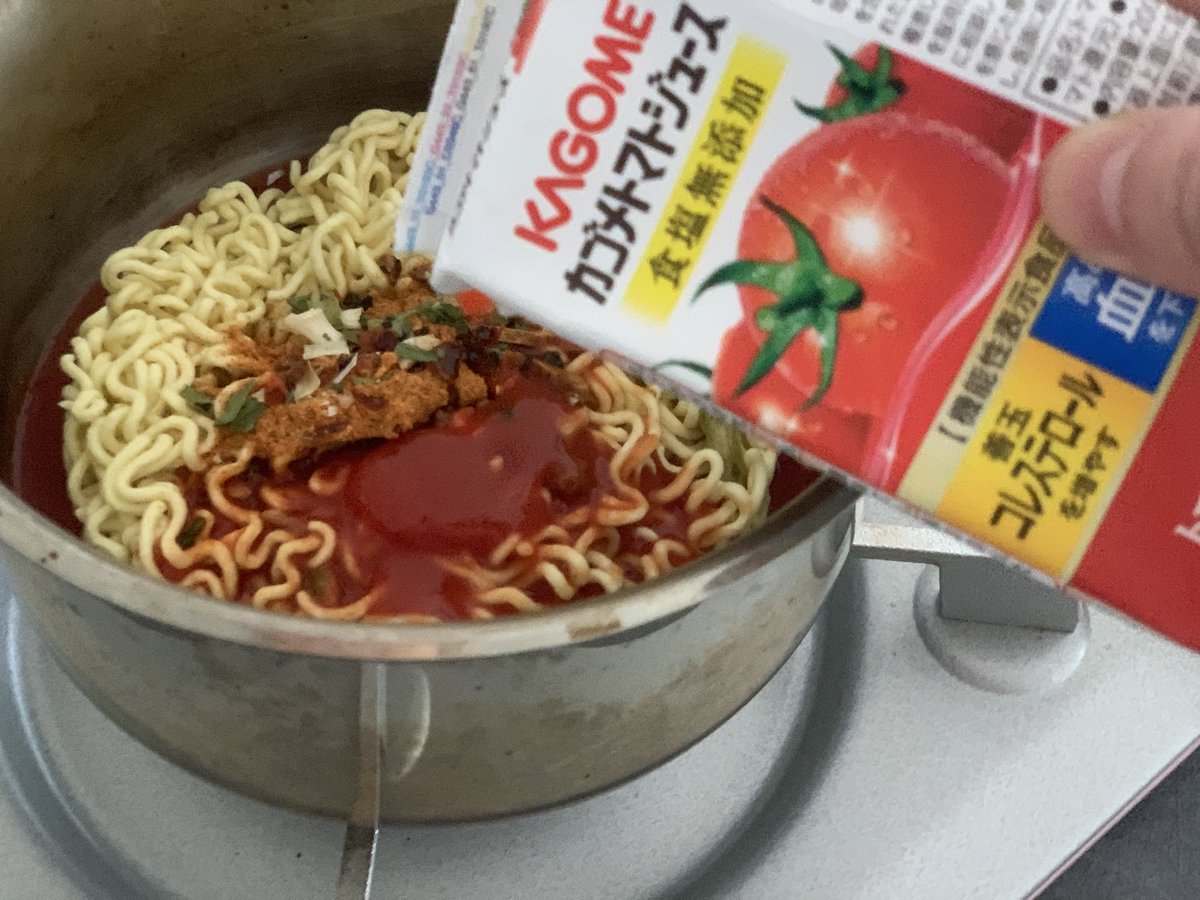 浅野まみこ コンビニ ダイエット 寒くなってくると 辛いものが食べたくなるわけですが 袋麺を作る際に トマトジュースを入れると最高に美味しいです 栄養価もアップ サラダチキンと舞茸を手で割いていれてます 包丁なし 鍋1個 おすすめは辛
