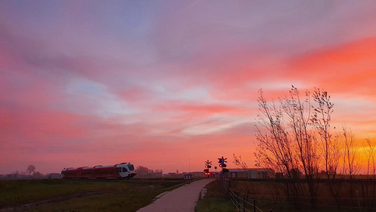 Zonsopkomst vanmorgen.
#roodeschool <a href="/Arriva_NL/">Arriva Nederland</a> <a href="/HetHogeland/">Gemeente Het Hogeland</a> #provinciegroningen