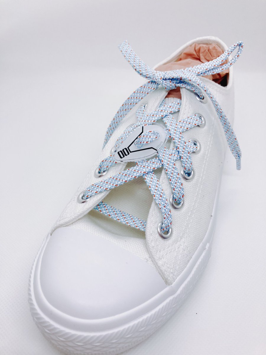 エヴァンゲリオン京都基地 映画村グッズ 京組みひも 靴紐 を使ったカスタマイズにスタッフも挑戦してみました 編み込みのようなこの通し方はラティス結びというそうです シンプルなスニーカーによく映えますね エヴァ 映画村 京都エヴァ
