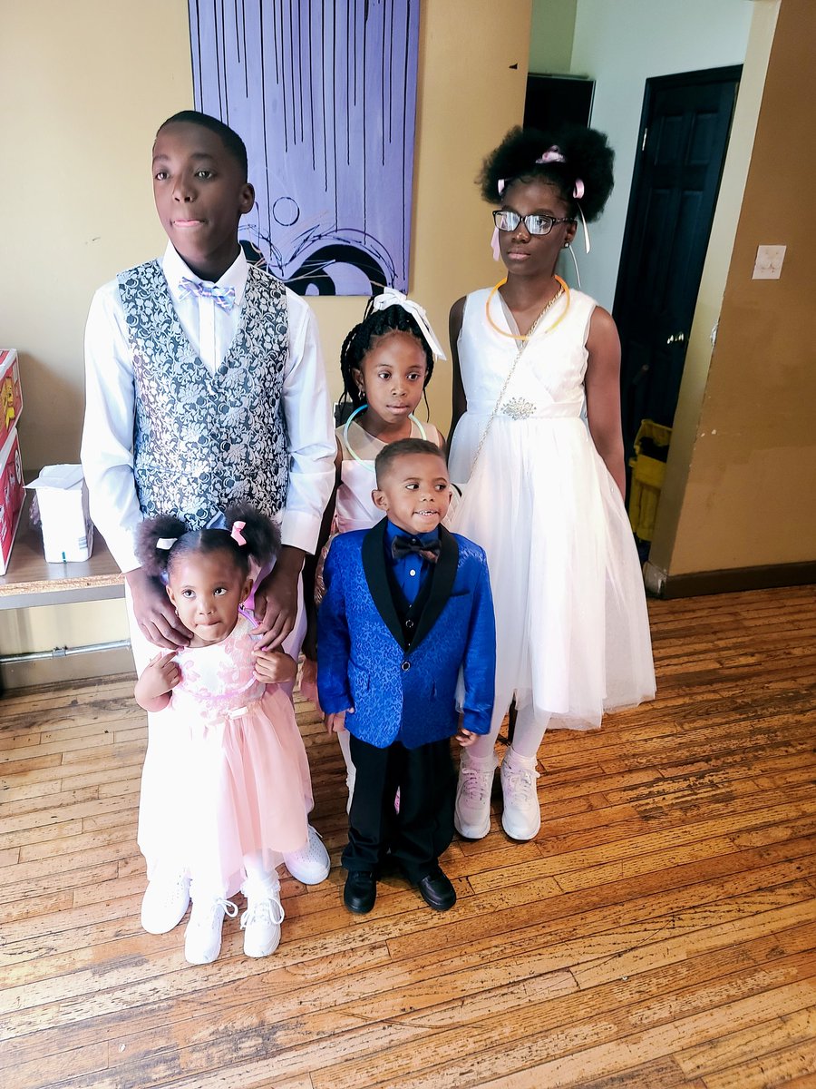 MarleyCampaign's tweet photo. His younger brothers and sisters. Jay daughter in white dress. He misses them so much. Especially his only child. https://t.co/1MvoMPWxA5
