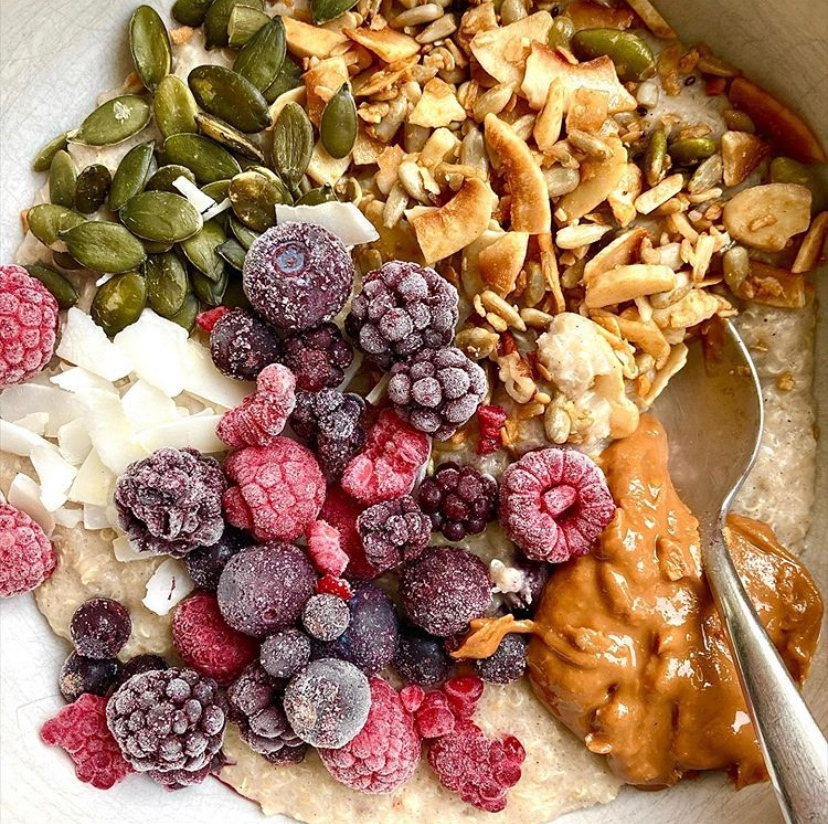 Porridge of dreams 💫 what are your go to toppings for a cold winter morning!? ❄️ #HappyHumpDay #breakfastinspo #porridgetoppings