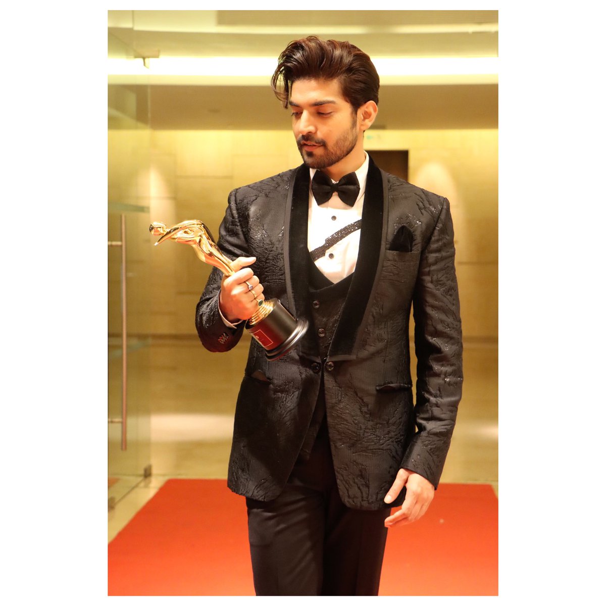 Always a proud moment to win an award and specially for inspiring fitness on social media is a cherry on the cake for me. #goldglamandstyleawards
@VikasKalantri π€β€οΈ
#awards #wednesday #aboutlastnight https://t.co/oFEedIi486