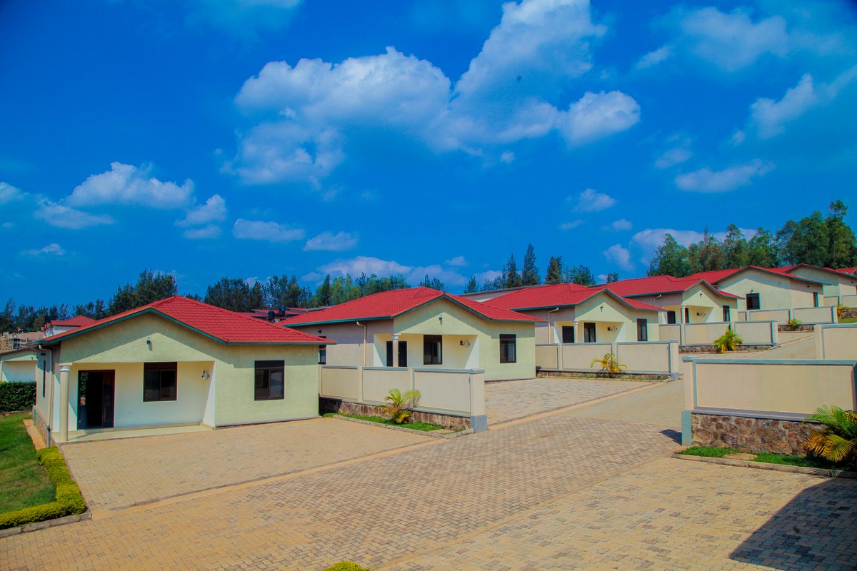 CenturyRwanda's tweet photo. Mountain Ridge Estates (Kabuga): located in Kabuga about 3 minutes’ drive from Kabuga commercial center. This estate is composed of 67 already completed houses that are categorized into 7 different types of houses in 3 and 4 bedroom configurations.
For more info call 0784583 564 https://t.co/drsSwItqat