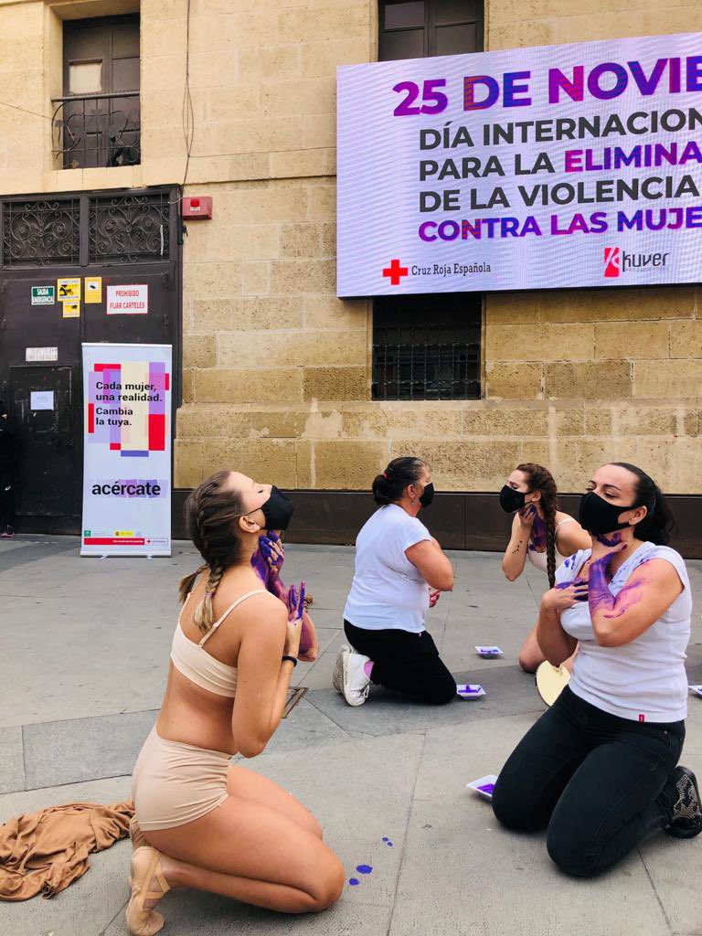 CruzRojaAlmeria's tweet photo. Está pasando. #Voluntariado, equipo técnico y mujeres víctimas de #ViolenciaDeGénero del proyecto #Acércate hemos participado en una performance con motivo del #25N @KuverOcio y #EADCA
@CREAndalucia @EmpleoJunta Pacto de Estado contra la Violencia de Género @IgualdadGob https://t.co/5ialdWkDBo