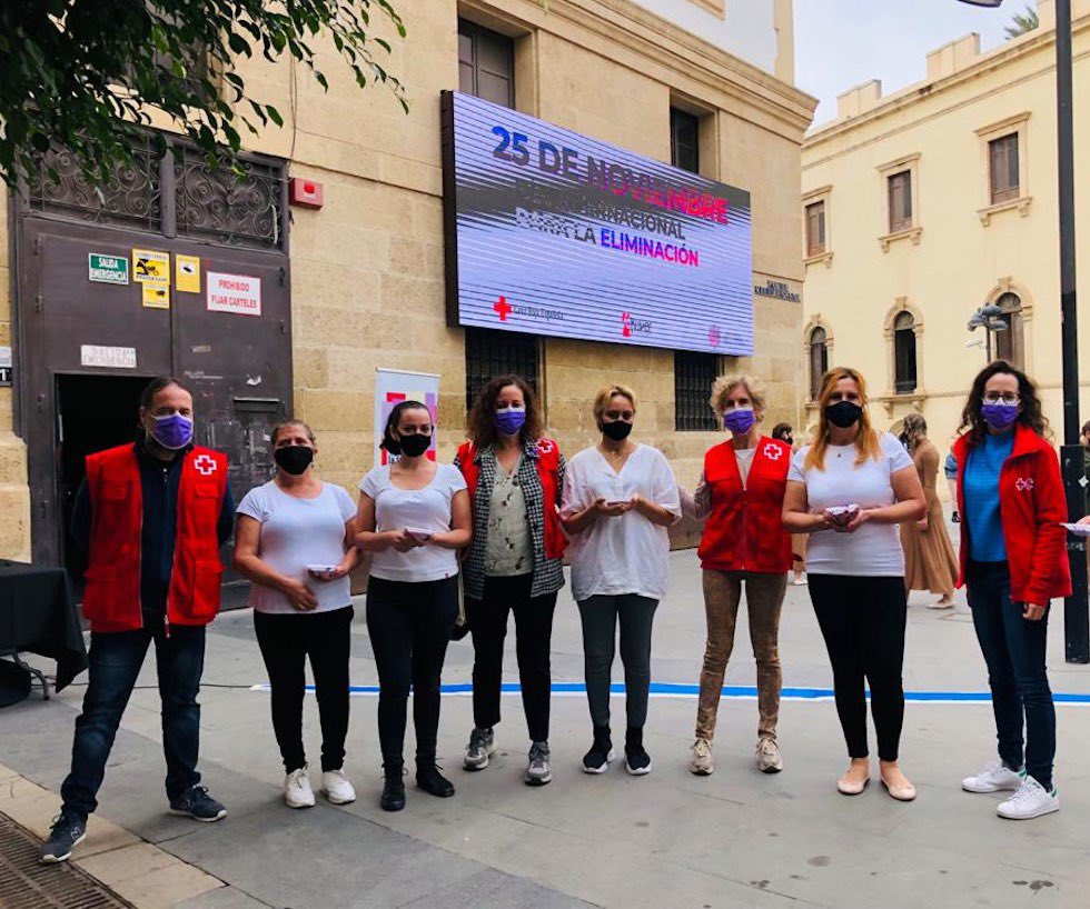 CruzRojaAlmeria's tweet photo. Está pasando. #Voluntariado, equipo técnico y mujeres víctimas de #ViolenciaDeGénero del proyecto #Acércate hemos participado en una performance con motivo del #25N @KuverOcio y #EADCA
@CREAndalucia @EmpleoJunta Pacto de Estado contra la Violencia de Género @IgualdadGob https://t.co/5ialdWkDBo