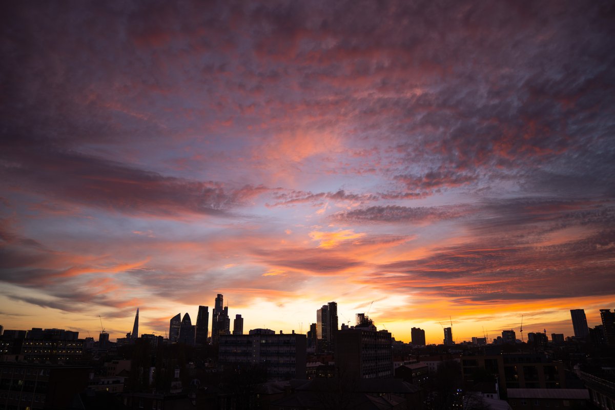 Matjoez's tweet image. Timelapse photographer. A hobby that got wildly out of hand, 7 years later it's all I do. Here's a still from last night's sunset that I'm currently processing.