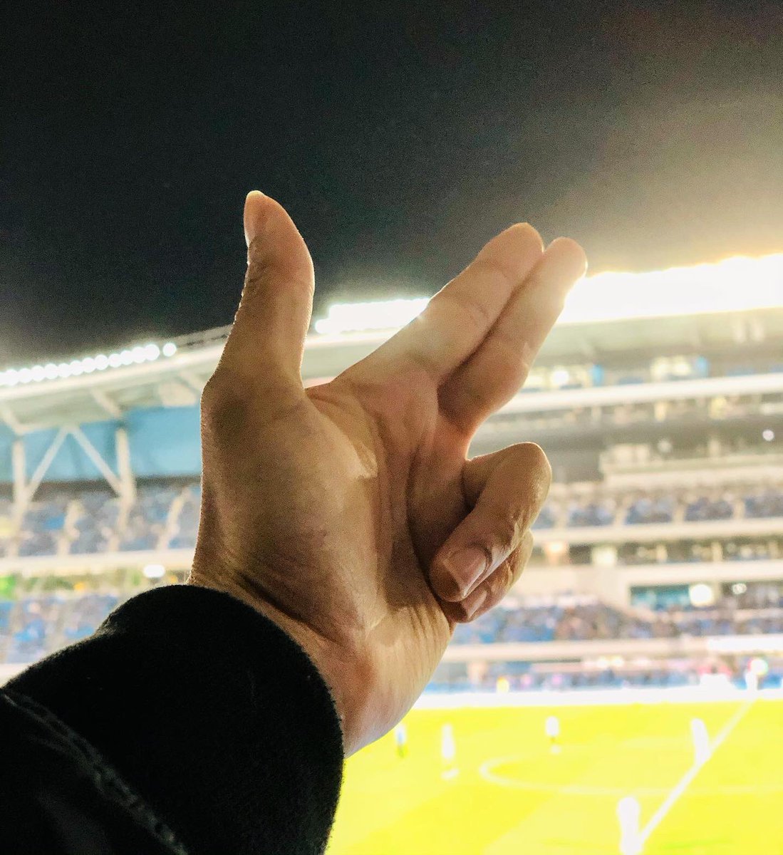 nobu_miyazaki's tweet photo. マイメンのサッカーの応援へ！

限られた少ない時間の中でも関係なく
全力で走り戦い、一点を勝ち取る姿…

そして、日本一に輝く瞬間。

本気で命が熱くなった。

ガンフィンガー直角だよね。

やっぱり、すげぇよ…“学”

#プロサッカー #フロンターレ #斎藤学

※2枚目の写真は、2年前 https://t.co/Lla7vllnQP
