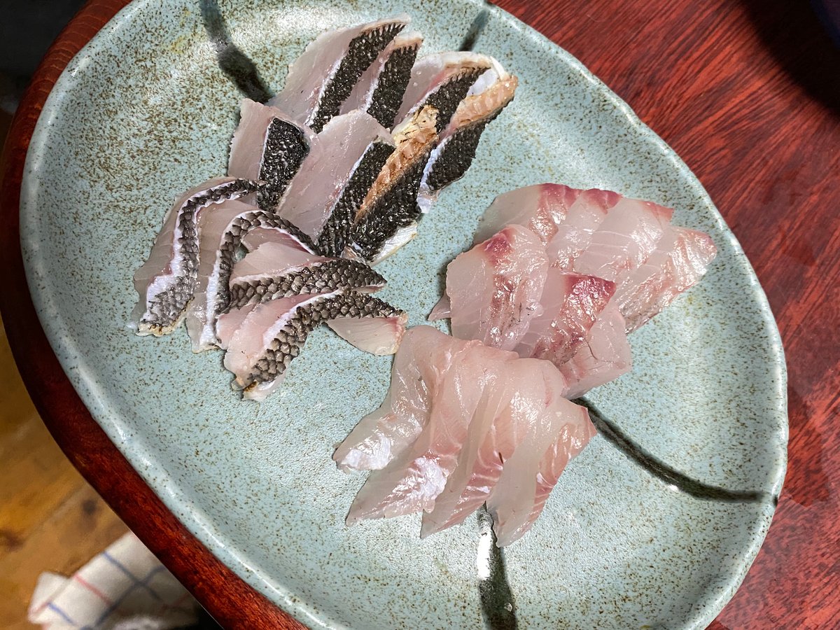 夏蜜柑 今日のお魚はメジナ めっちゃ綺麗におろせた 炙りとお刺身にしてみたけどめっちゃ美味かった 魚料理 メジナ グレ 刺身 料理好きな人と繋がりたい