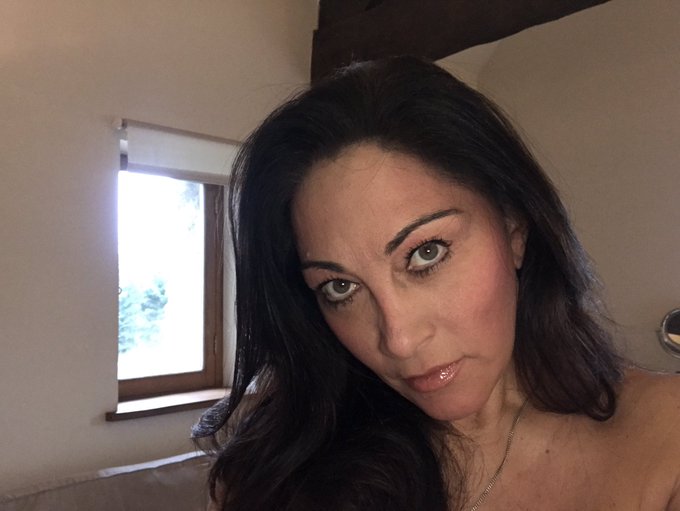 Hi guys just to let you know that I have just logged on to https://t.co/UZfph7aqmq... https://t.co/s5dZiNy3r8