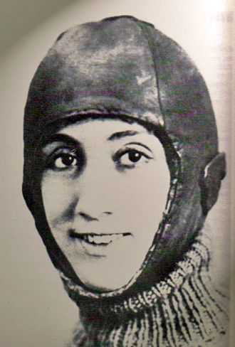 Le 25 novembre 1895 naissait la pilote Adrienne Bolland, première femme à traverser une partie de la Cordillère des Andes en 1921. Elle dit être parvenue à retrouver son chemin pendant la traversée de 4h grâce l'avertissement d'une médium qui lui aurait dit de "prendre à gauche".
