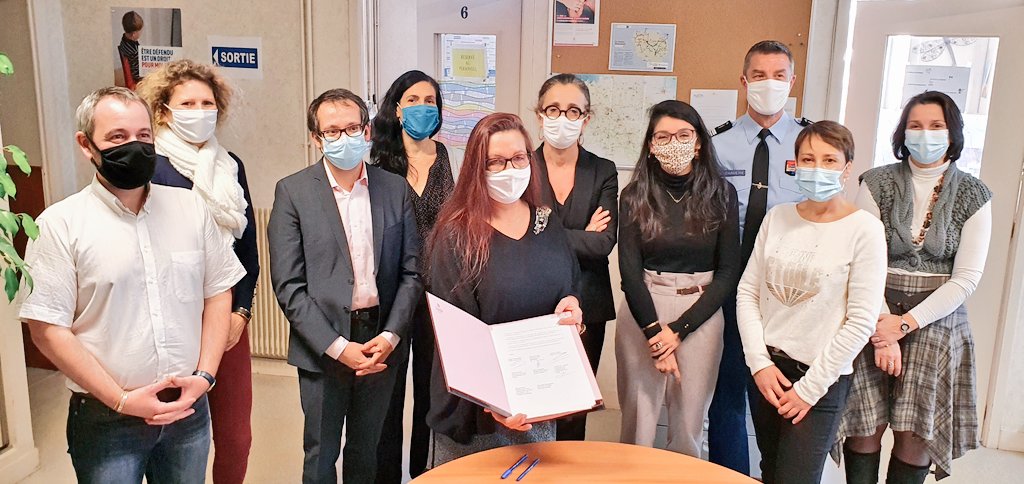 #violencesfaitesauxfemmes #Creuse
Signature d'un contrat local de lutte contre les violences entre le CCAS de La Souterraine, la préfecture, le parquet, la gendarmerie, le conseil départemental, le CAC, le CIDFF et Aravic-France Victimes 23.