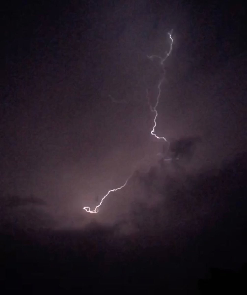 fatgz's tweet photo. #Chacabuco #lluvia 🌧 zona del Hospital Municipal 32 mm QUE FALTA HACÍA! @Meteo_Salto @INTA_Chacabuco @DONMARIOoficial @CaudaSemillas @cefebrando @lt36radio @tiempoytransito @APTTA_ #AM1580 ☔️ https://t.co/nPwF8obBxC