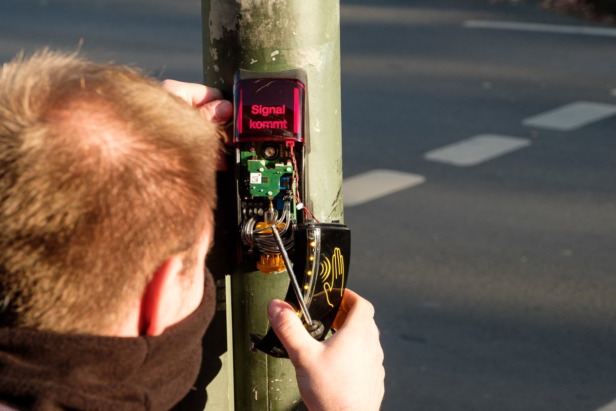 Duesseldorf's tweet photo. In Düsseldorf kommt europaweit der erste kontaktlose #Ampeltaster zum Einsatz - zu finden als Testversuch an der Ampelanlage Bender-/Dreher-/Neunzigstr. in #Gerresheim.

Bei erfolgreichem Test sollen weitere Taster bei Erneuerungen/Umrüstungen folgen.

▶️https://t.co/NX87wAL6hG https://t.co/mKrIEEYRhB