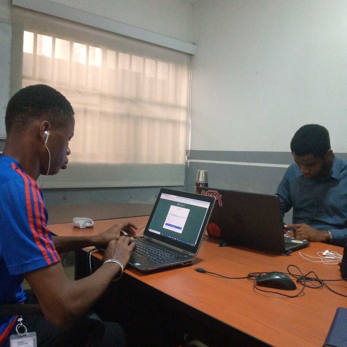 Ensio_Creative's tweet photo. 👀 on the 💻.

#peoplethatcode #code #frontenddeveloper #userinterface #userexperience #creativeagency #digitaldesign #digitalillustration #backenddeveloper #branding #logodesigner #logoinspirations #identitydesign https://t.co/wYwYE30xuh