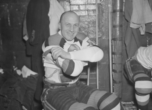 hockey_vintage's tweet photo. ON THIS DAY in hockey history (November 25, 1902): The late HHOFer Eddie Shore was born in Fort Qu'Appelle, Saskatchewan. The 4-time Hart Trophy winner played 551 NHL games for the Bruins/Americans before his death in 1985 #VintageHockey #NHL #RIPEddieShore @NHLBruins https://t.co/OLIjROeOIV