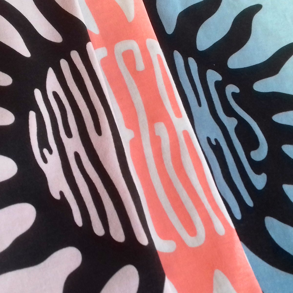 MemoryScreen_PS's tweet photo. Been a bit busy of late to keep up with consistent posting.
So here's a few shots of the recent prints we did for Wave Games in Taunton
Always a pleasure.
#tshirtprinting #screenprinted #handpulled #skateboarding #surfing #taunton #kerbtocoast #hoodedtop #wavegames https://t.co/AVCVjf5ayg