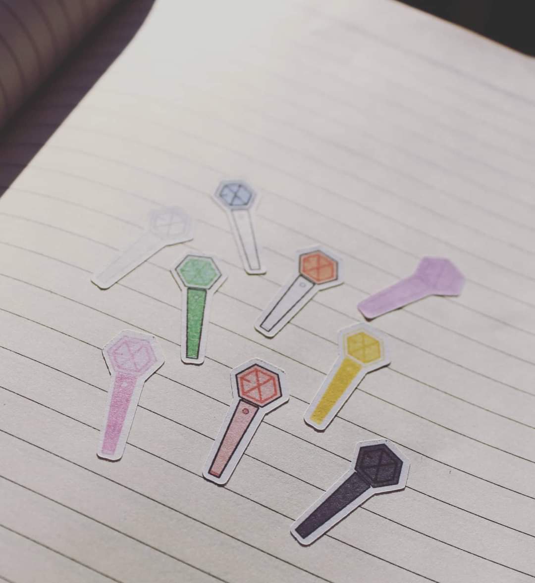 Black_lily_rose's tweet photo. EXO lightstick ⚫🟣🔵🟢🟡🟠🔴⚪ #exolightstick #sticker #stickers #stickersheet #exo #exologo #rainbow #엑소 #엑송엘 #exol #digitalart #xiumin #suho #baekhyun #chen #chanyeol #do #kai #sehun #minseok #jongdae #junmyeon #jongin @weareoneEXO https://t.co/ocMvrz7OTs