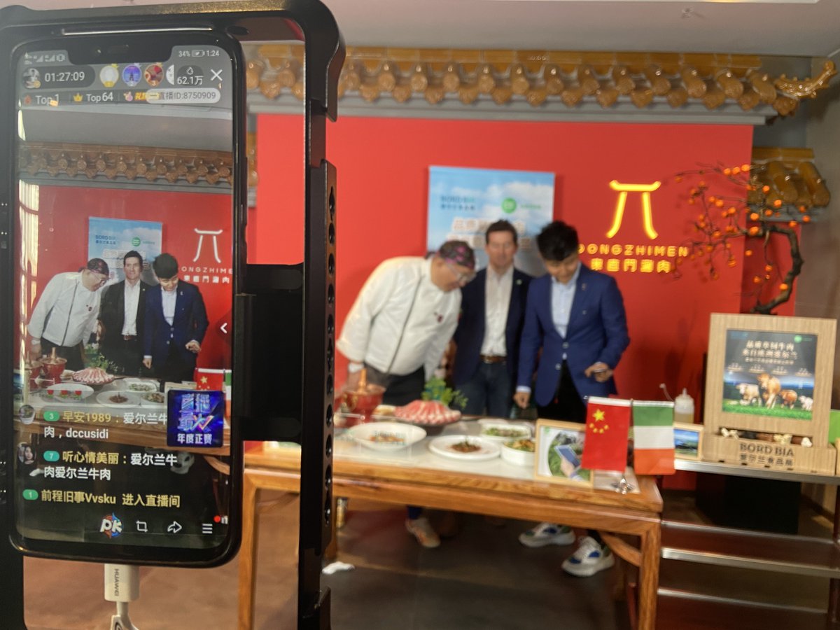 Bordbia's tweet photo. Last week, 25 million Chinese viewers (5 times the population of Ireland!) tuned in to the latest instalment of the Chefs’ Master Series, a livestream over 3 days with TV Chef Xiao Mi in Beijing.

The Masters Series engages celebrity chefs to create recipes using Irish produce. https://t.co/HiOnZP7WBG
