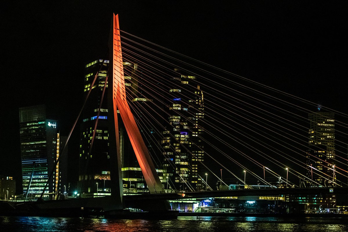 De #Erasmusbrug en andere gebouwen in de stad kleuren vanavond #oranje. Het is #OrangeDay: de internationale dag tegen geweld tegen vrouwen. De kleur staat symbool voor een ☀️ toekomst, waarin vrouwen en meisjes vrij zijn van geweld. → bit.ly/3fyZN3a