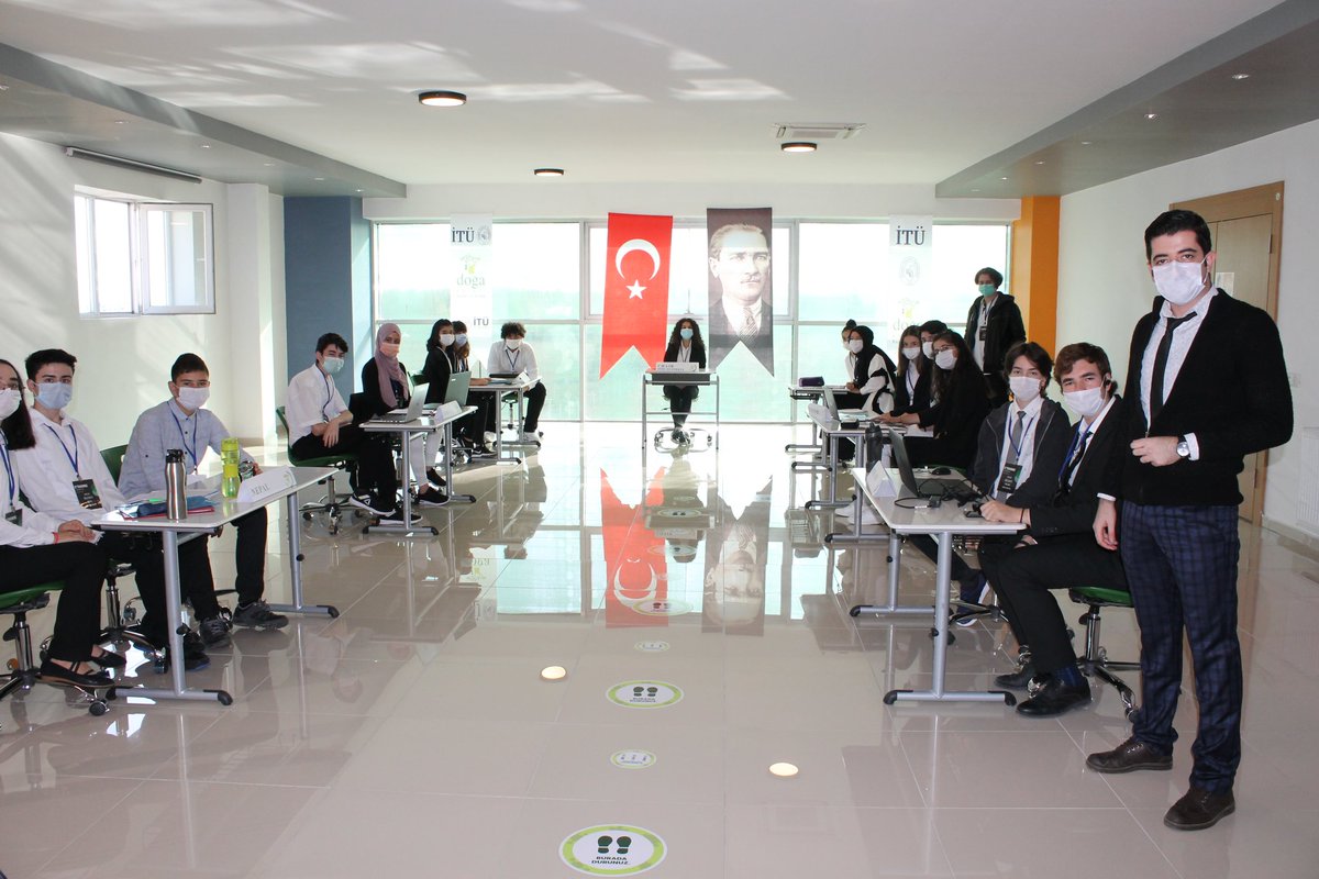 eskisehirdoga's tweet photo. Lise İngilizce Bölümümüz tarafından Öğrencilerimizin diplomasiyi öğrenme, dünya sorunlarını tartışarak çözümler üretme temalı d’MUN simülasyonu  gerçekleştirildi. Öğrencilerimiz dünya sorunlarına İngilizce konuşarak çözümler buldular.

#dMUN #ingilizce #Eskişehirdil #yabancıdil https://t.co/AmjUuAUjCZ