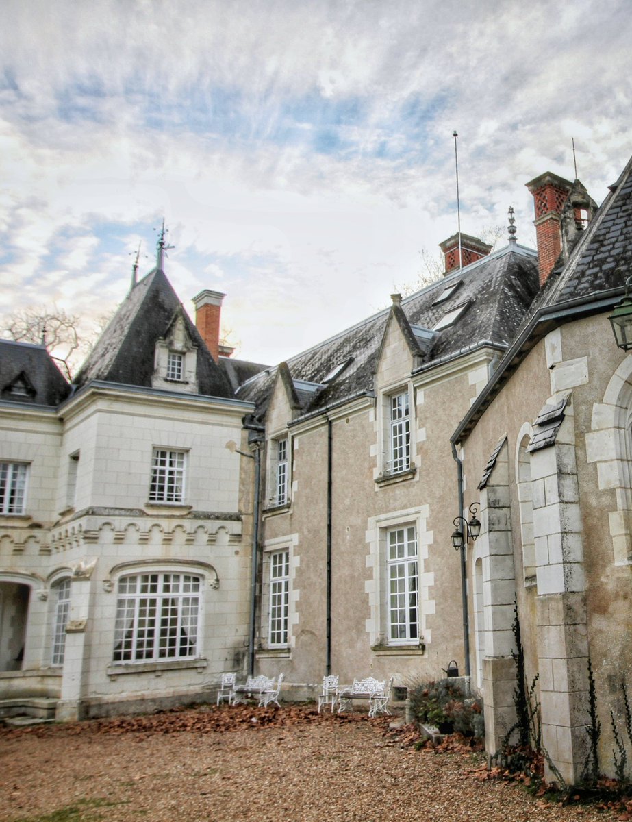 ChateauRazay's tweet photo. 🟢 𝗨𝗡𝗘 𝗠𝗘𝗥𝗩𝗘𝗜𝗟𝗟𝗘 𝗘𝗡 𝗧𝗨𝗙𝗙𝗘𝗔𝗨 | Le château de Razay est construit avec la pierre régionale, à savoir le #tuffeau, au XVe siècle. 😍 #ValdeLoire https://t.co/EGUmN1O06k