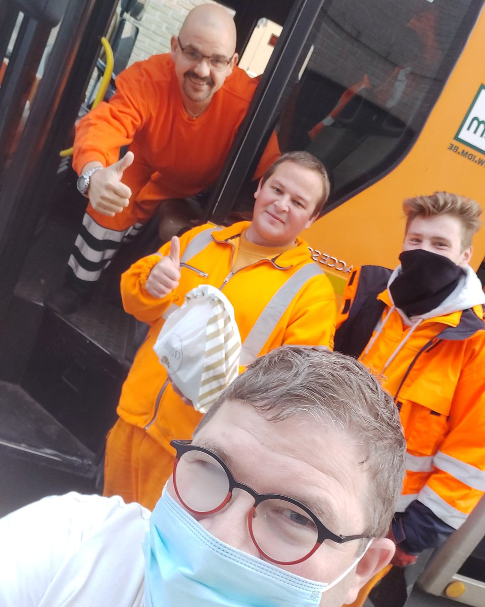 BakkerGerry_'s tweet photo. Vandaag trakteren we de mensen die onze afvalberg sorteren. @idm_info #PMD  #weekvandeafvalophalerenrecyclageparkwachter #bijbakkergerry https://t.co/KbPApiLd0d