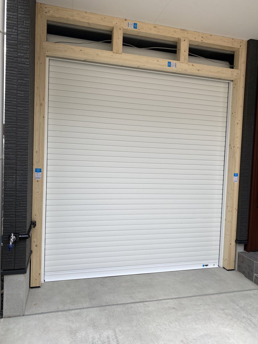 株式会社勇翔シャッター 今日は文化シャッターの御前様 を取り付けしました 設計通りバッチリ収まりました ホワイト色で綺麗な仕上がり及び静かなシャッターです Usbをさせばエンジンをかけると自動で上がります 離れると自動で下がります 電動